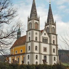 Katholische Pfarrkirche Mariä Himmelfahrt und Kirchhof (Sachgesamtheit) Kirchberg (Ecke Sauerstraße)