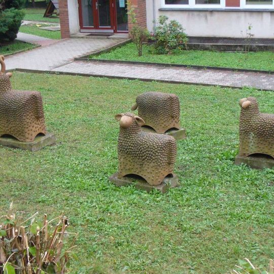 Keramické sochy berana s ovcemi před školkou v ulici  Na Spálence na Klíši