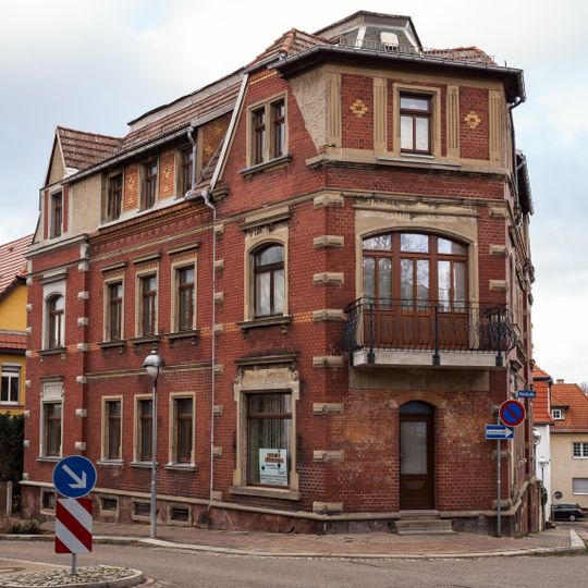 Mietshaus in offener Bebauung und Ecklage Bismarckstraße 22