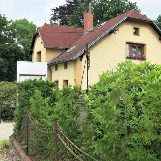 Kříž v zahradě domu Jiříkovská 563/30 v Rumburku