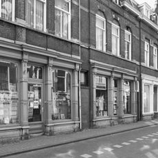 Blok winkel-woonhuizen werd gebouwd in