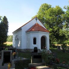 Kaple severně od Dobříva u okraje hřbitova