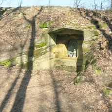 Skalní kaplička u lesní cesty v Brništi