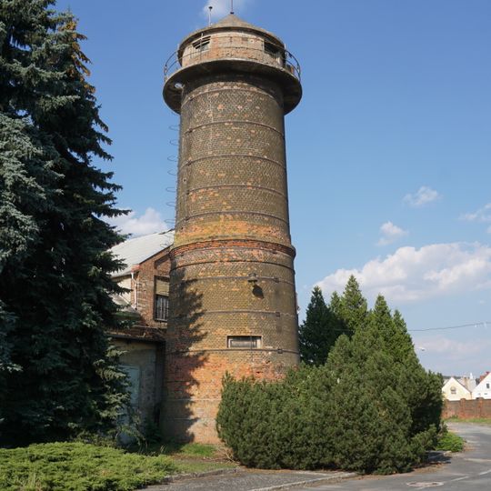 Komín s ochrannou zdí a památníkem obětem 2. světové války