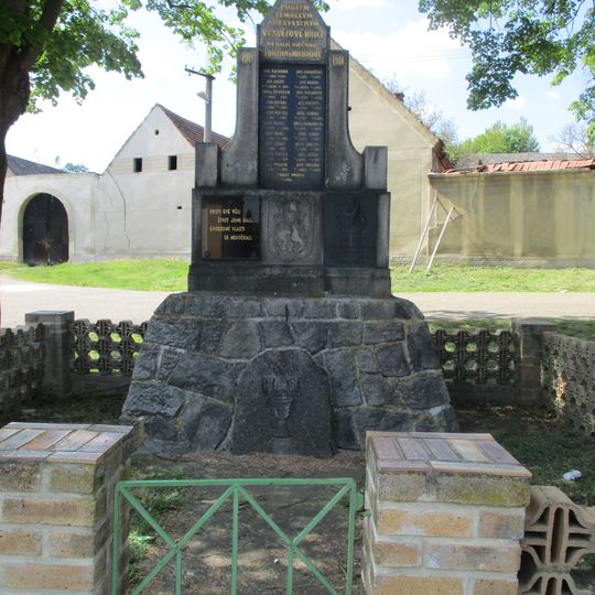 Pomník padlým v Dolanech