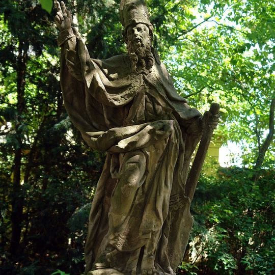 Socha svatého Vojtěcha v parku před zámkem v Chyši