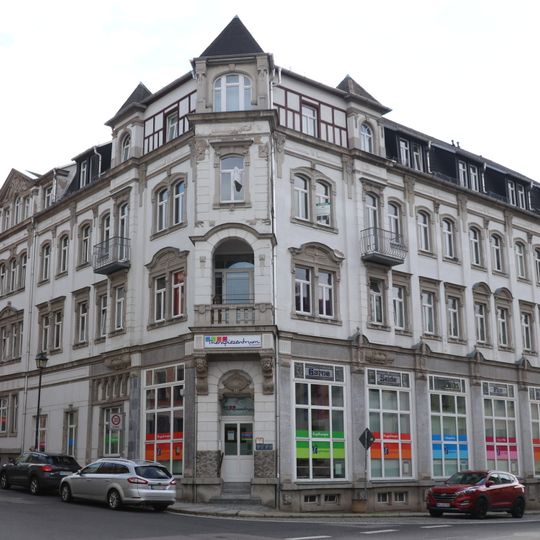 Wohn- und Geschäftshaus in Ecklage in geschlossener Bebauung Straße der Deutschen Einheit 25