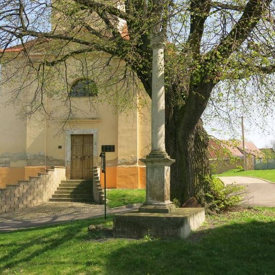 Sloup u kostela v Měrunicích