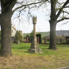 Sloup svaté Anny Samotřetí na návsi v Číňově