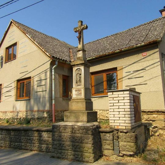 Kříž v Šumvaldě u hlavní silnice