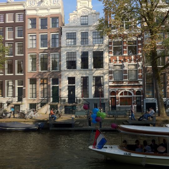 Pand met gepleisterde gevel met pilasterorden per verdieping en een top in overgang van het twee-trappensysteem naar de hals van het vingboonstype