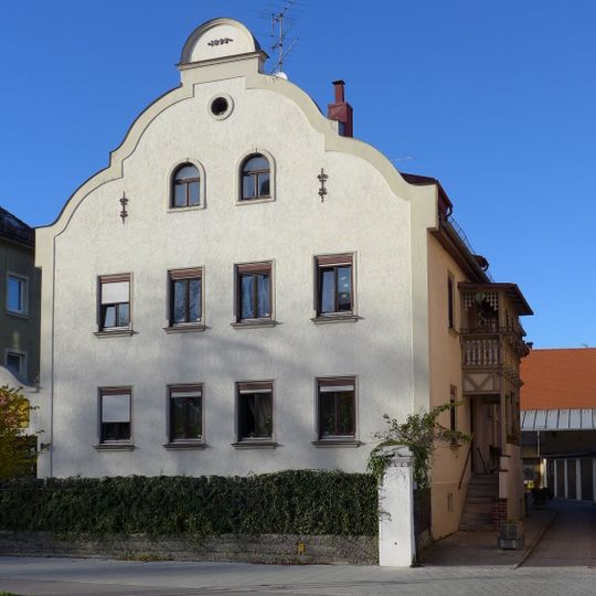 Zweigeschossiges Schweifgiebelhaus