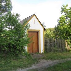 Kaplička v Dlouhomilově u kostela
