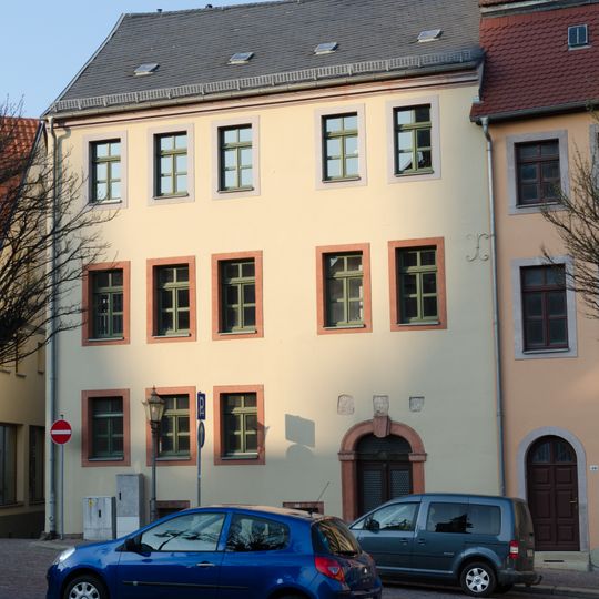 Wohnhaus in Ecklage und geschlossener Bebauung sowie Seitenflügel zur Pachtergasse Markt 16