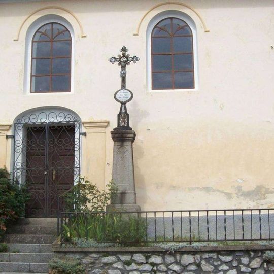 Kříž u kaple v Čímicích