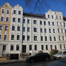 Mietshaus in geschlossener Bebauung mit Vorgarten Zeißstraße 11