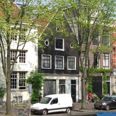 Pand met aan voor- en achter zijnde puntgevels