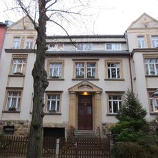 Mietshaus in halboffener Bebauung mit Vorgarten Cäcilienstraße 9
