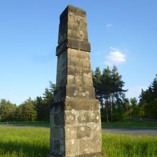 Kilometerstein in Form eines Sandsteinobelisken, sogenannte Stundensäule