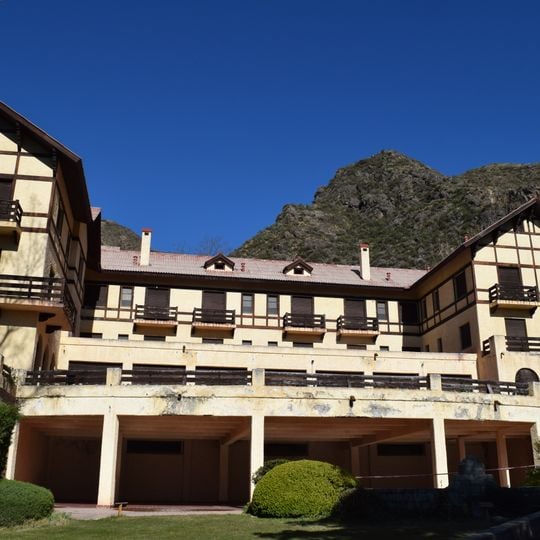 Hotel Termas de Villavicencio y sus construcciones complementarias, incluida la capilla neocolonial