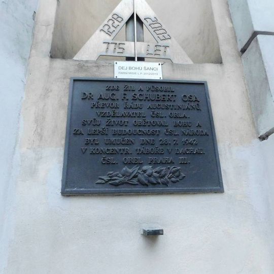 Pamětní deska převora Augustina Františka Schuberta na kostele svatého Tomáše na Malé Straně