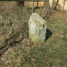 Novodobý křížový kámen v klášterní zahradě v Ostrově nad Ohří