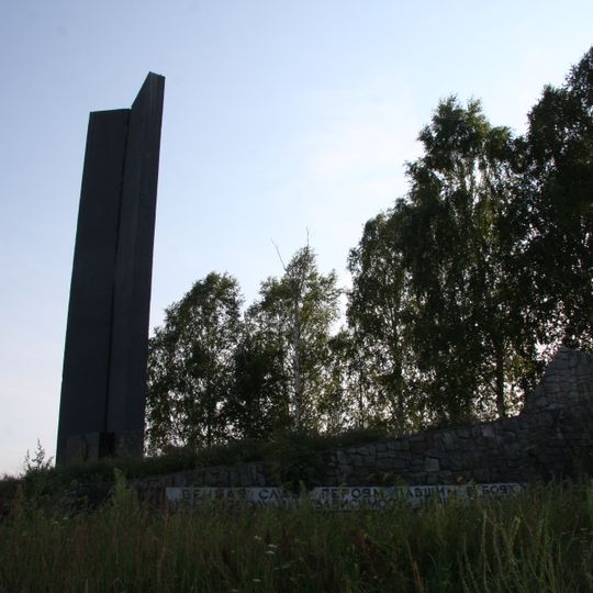 Мемориальный комплекс в честь лыжников-разведчиков мотострелковой бригады особого назначения, погибших в бою с немецко-фашистскими захватчиками 23 января 1942 г.