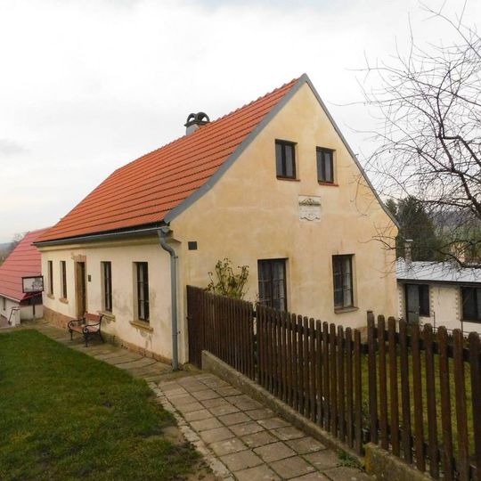 Pamětní deska na rodném domku Karla Jaromíra Erbena v Miletíně