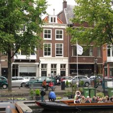 Pand met rijke rococokroonlijst