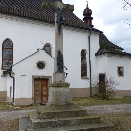 Kříž v Českém Rudolci před kostelem