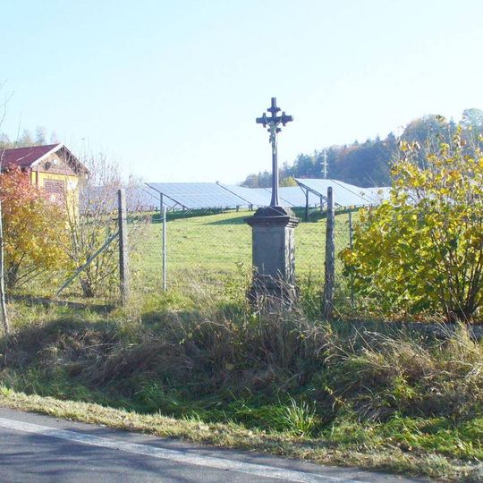 Kříž u fotovoltaické elektrárny v Kerharticích