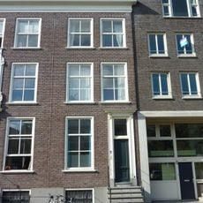 Pand met Lodewijk XIV gevel met rechte kroonlijst