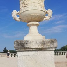 Vase aux anses formées d'un dauphin