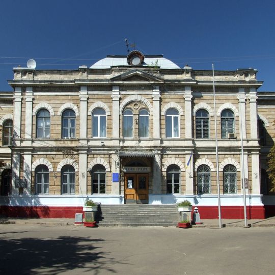 Маріїнська гімназія 1982 р. Будинок, в якому, була школа де навчався В. Хоменко, юний розвідник, учасник підпільної організації «Миколаївський центр» 1941—1942 рр. Пам’ятка історії та архітектури місцевого значення