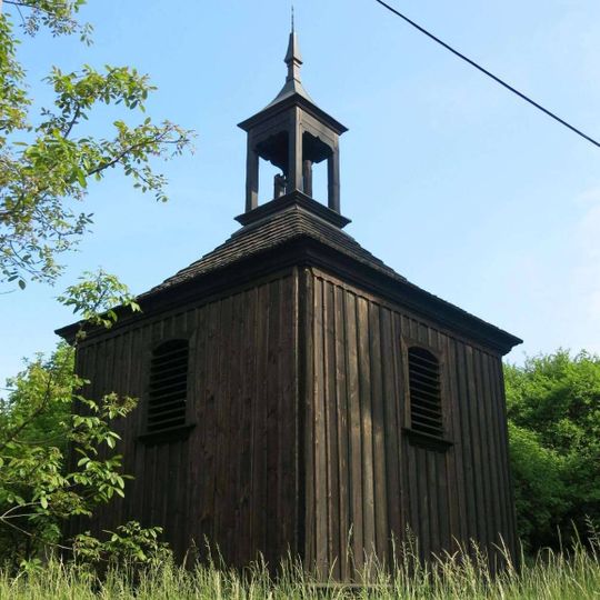 Dřevěná zvonice u kostela v Sutomi