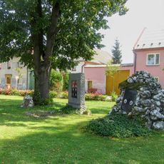 Pomník padlým v Hnojicích u kostela (2)