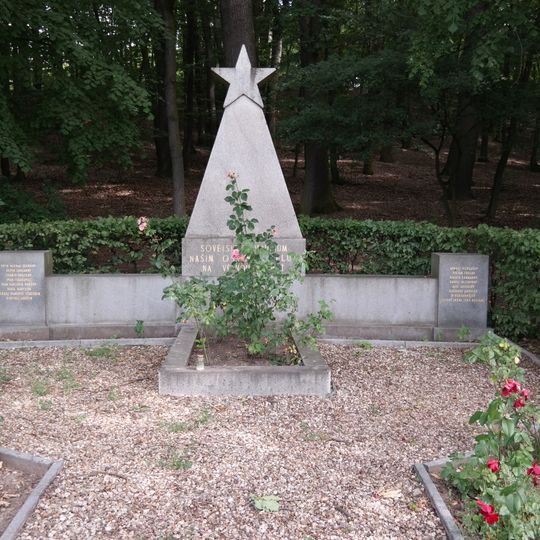 Pomník padlým rudoarmějcům v parku pod vrchem Čeřovka v Jičíně