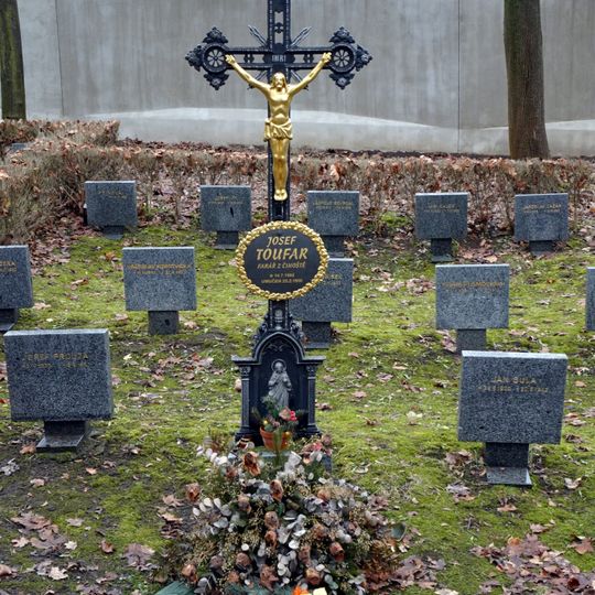 Kříž pátera Toufara na Ďáblickém hřbitově v Praze