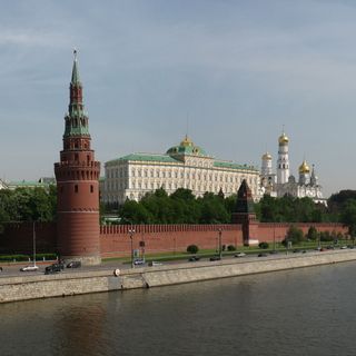 Mauer und Türme des Moskauer Kremls
