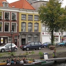 Pand met rijke hardstenen rococogevel met gebeeldhouwde deur en vensteromlijstingen