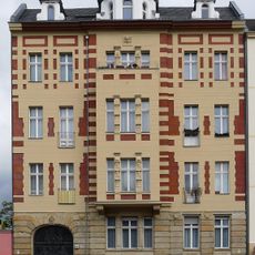 Werksteinfassade und Tor des Mietshauses