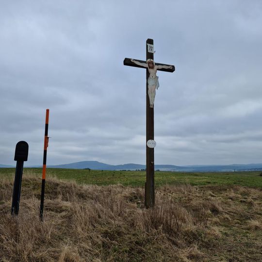 Kříž v poli u dálnice severně Žebráku - Sedlce