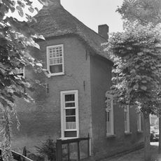 Dwarshuis met rieten wolfdak met topschoorstenen