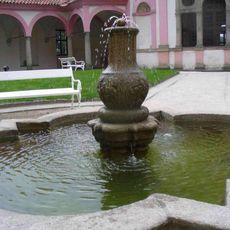 Kašna v parku u rondelu na zámku v Jindřichově Hradci