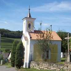 Kříž u kaple v Dobřemilicích