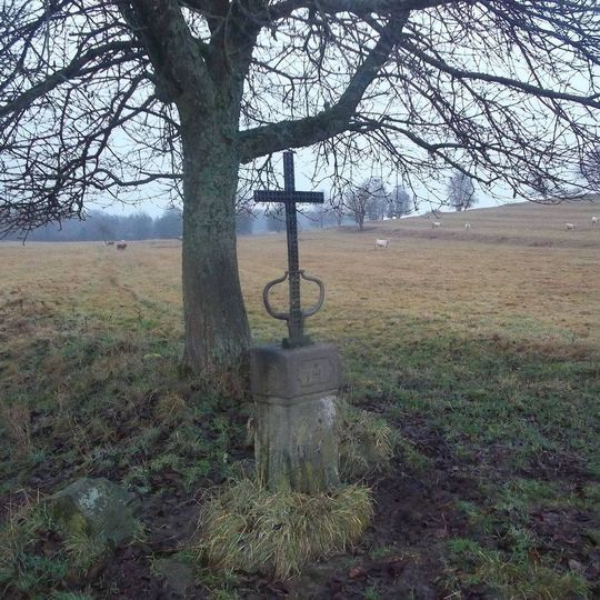 Kříž v polích u zaniklého rozcestí u zaniklé Švarcavy