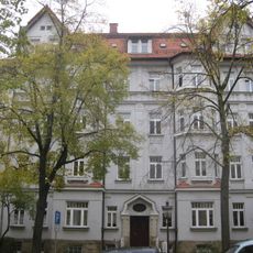 Mietshaus in geschlossener Bebauung mit Vorgarten Würzburger Straße 34