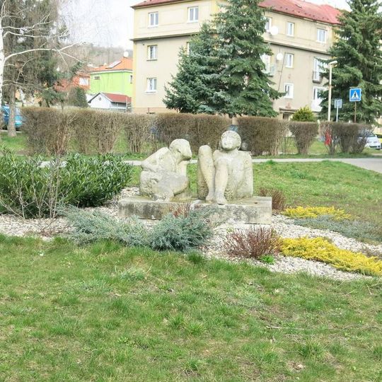 Socha Dětské hry u školy v ulici Budovatelů v Jirkově