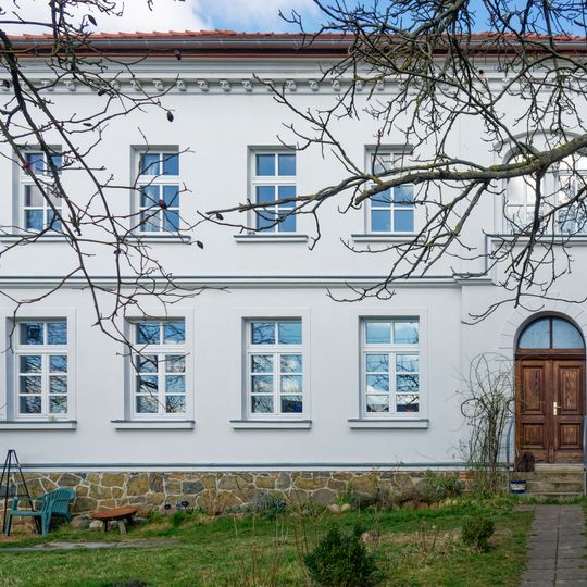 Pfarrhaus, mit Einfriedung und Vorgarten An den Höfen 13