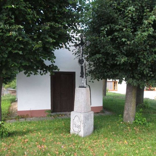 Kříž v Černicích u kaple